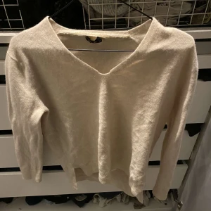 Trekvartsärmad beige stickad tröja  - Jätte fin trekvartsärmad tröja , från massimo dutti knappt använd 