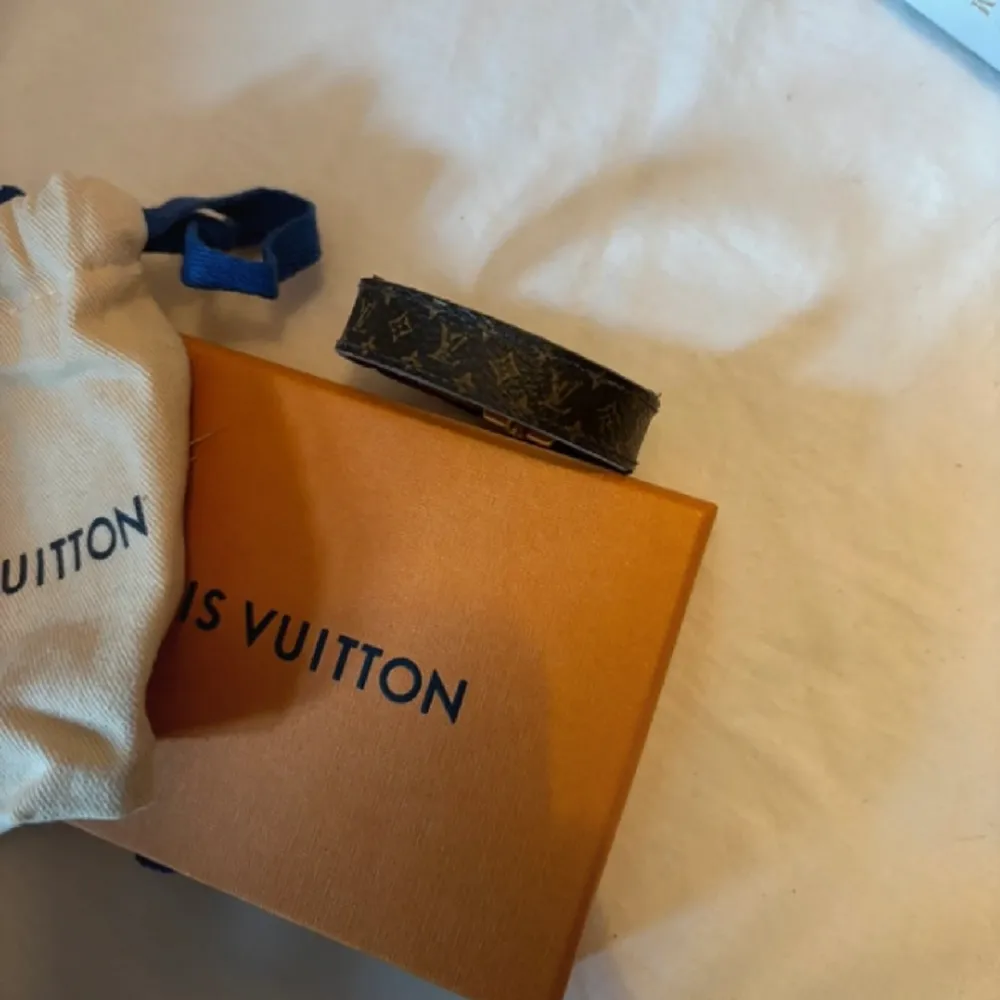 Säljer mitt Louis Vuitton nanogram armband. Nypris 3000kr. Kartong och dustag fås med.. Accessoarer.