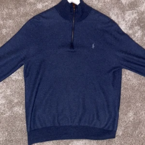 Polo Ralph lauren half zip - Hej, Säljer min Ralph Lauren halv zip i skick 7/10, nypris är ca 1500kr. Mitt pris 699. Hör av er vid frågor 