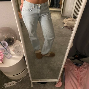 Jeans - Loose fit raka jeans långa och sitter tajt i midjan. De sitter lågmidjat.