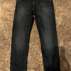 Säljer mina otroligt snygga och välbehållda mörkblåa jeans från Lee, inga defekter con: 10/10. Storlek 31/32 i modellen daren zip fly vilket är en blandning av slim och regular så passar folk mellan 175-180 cm lång. Nypris: 1200 Mitt pris: 349 kr