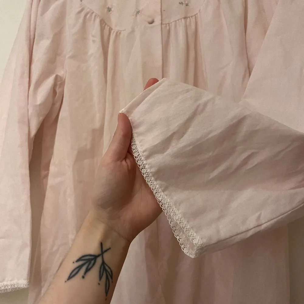 Supergullig vintage blus med söta detaljer. Luftig och ganska tunn. I fint skick, men har några små fläckar i fram och i bak, se bild tre! Passar en XS-M, saknar storlekstag men skickar gärna mått! . Toppar.