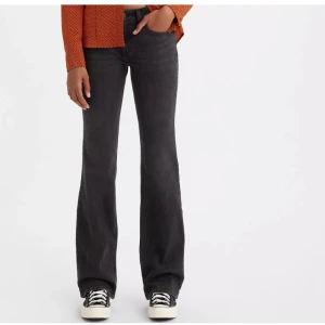 Levis bootcut jeans low - Säljer mina super fina levis jeans pågrund av att de inte passar mig i längden. Jag är 175 cm och byxorna är 27/30, men passar mig perfekt i midjan då jag själv bär 36/S. Säljer det för 750kr, de är köpta för 1199. Vid snabb affär kan pris diskuteras