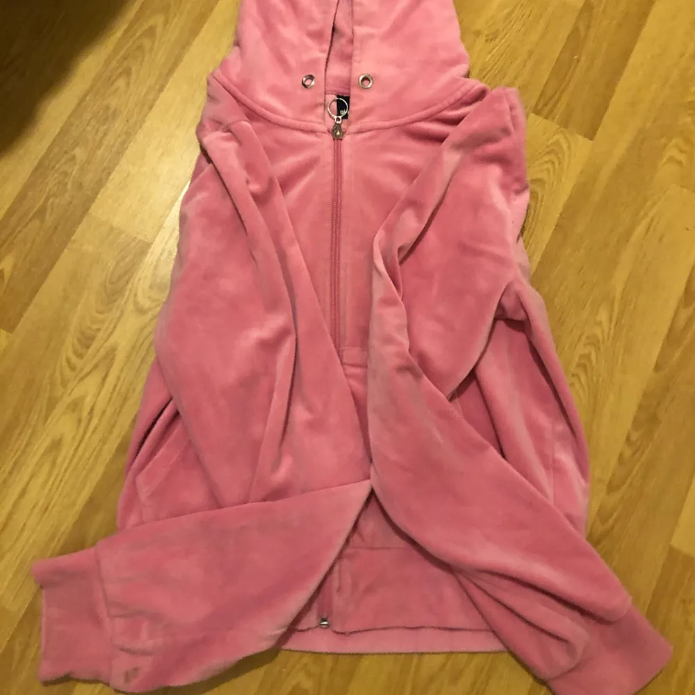 En mjukiströja som matchar de rosa mjukisbyxorna ifrån Gina Tricot. De är i storlek S, jätteskön och mjuk💕Det finns en fläck men tvättar såklart allt innan jag skickar de!. Hoodies.