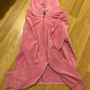 En mjukiströja från Gina Tricot  - En mjukiströja som matchar de rosa mjukisbyxorna ifrån Gina Tricot. De är i storlek S, jätteskön och mjuk💕Det finns en fläck men tvättar såklart allt innan jag skickar de!
