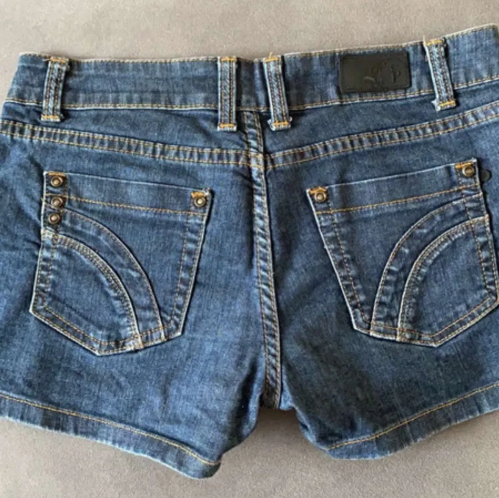 Super fina jeansshorts i storlek M. Inga defekter, är i super fint skick. Skriv om ni har några frågor ❤️. Shorts.