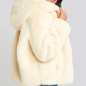 Pälsjacka - Supersöt pälsjacka från ONLY, säljer då den inte används längre💗💗