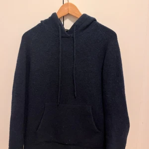 Merino ull tröja - Säljer min riktigt feta daniele fiesoli merino ull hoodie som jag tyvärr vuxit ur. Den är köpt på Nk herr mode och är väldigt sällsynt och svår att hitta. Det är en blend med merino med riktigt skönt material som är lite tjockar och väldigt trendigt 