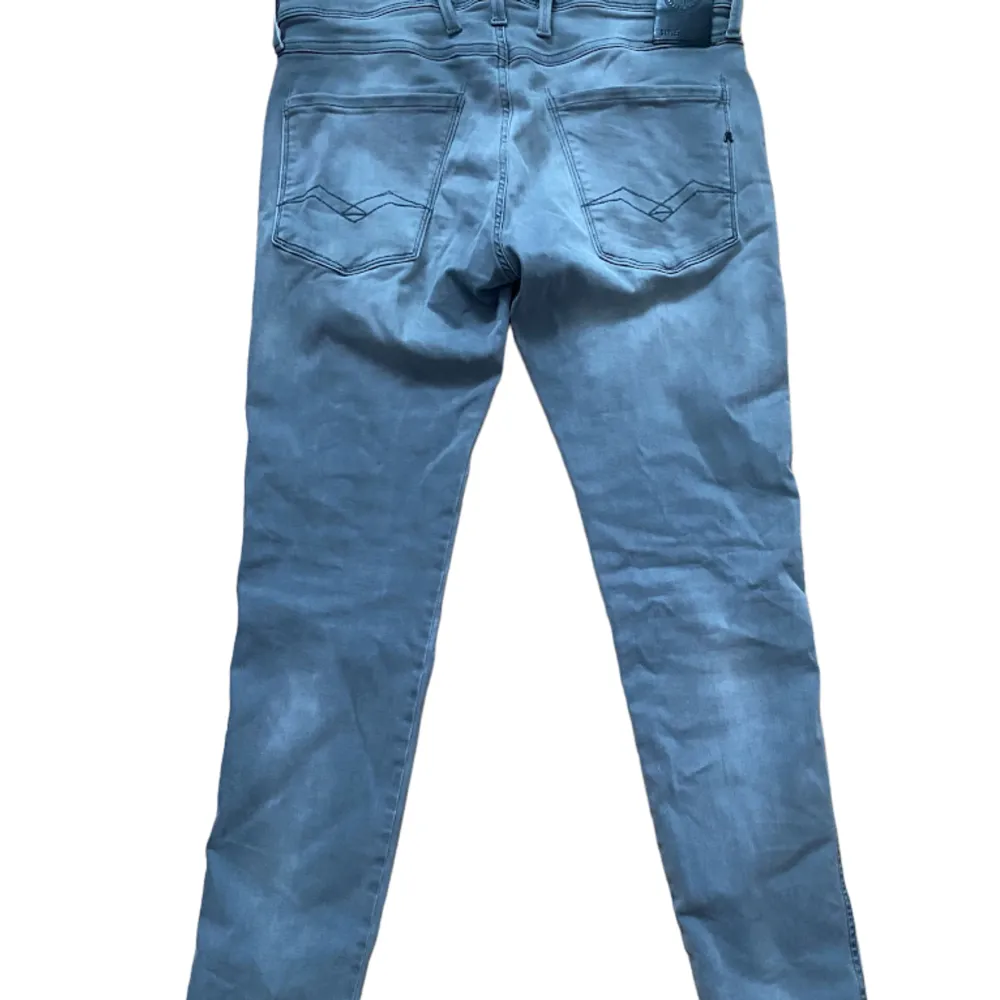 Säljer dessa riktgt feta replay jeans i topp skick, skriv vid frågor, pris kan diskuteras vid snabb affär . Jeans & Byxor.