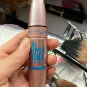 Mabeline lashsentional - Bra kondition aldrig använd och gud va bra kanske sänker priste snart