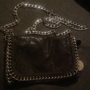 Liten svart väska  - Lägger ut denna väskan igen då jag har ändrat pris. (Vid många kunder blir det budgivning och först till kvarn.) eller direktpris 200kr + frakt