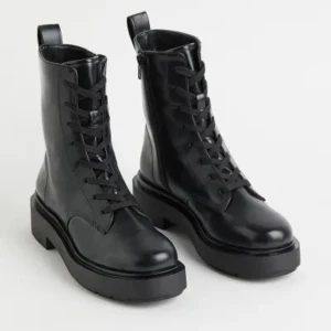 Kängor H&M - Kängor i läderimitation från H&M. Storlek 38. Svarta. Aldrig använda. Dragkedja i sidan så man slipper knyta varje gång. 