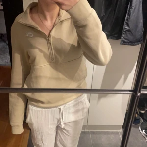 Nike tröja - Skitsnygg Nike zip tröja, säljer då den inte kommer till användning. Använd fåtal gånger, alltså 10/10 i skick. Skriv vid frågor ❣️