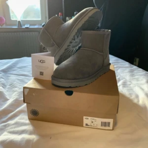 Uggs GRÅA  - Ett par  gråa uggs som aldrig är använda dom är äkta men har tyvär inget bevis för mamma köpte dom i butik och hon tog inte med kvittot men dom är väl fortfarande värda lite pris går att diskutera går också att fråga om mer bilder