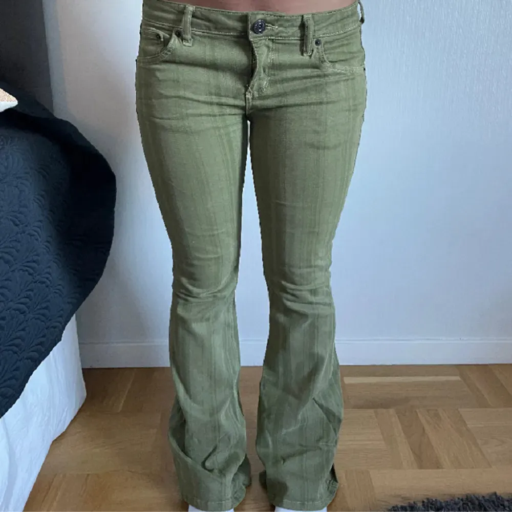 Sälker dessa sjukt snygga gröna jeansen! Priset kan diskuteras vid snabb affär . Jeans & Byxor.