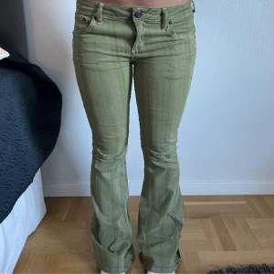Sälker dessa sjukt snygga gröna jeansen! Priset kan diskuteras vid snabb affär 
