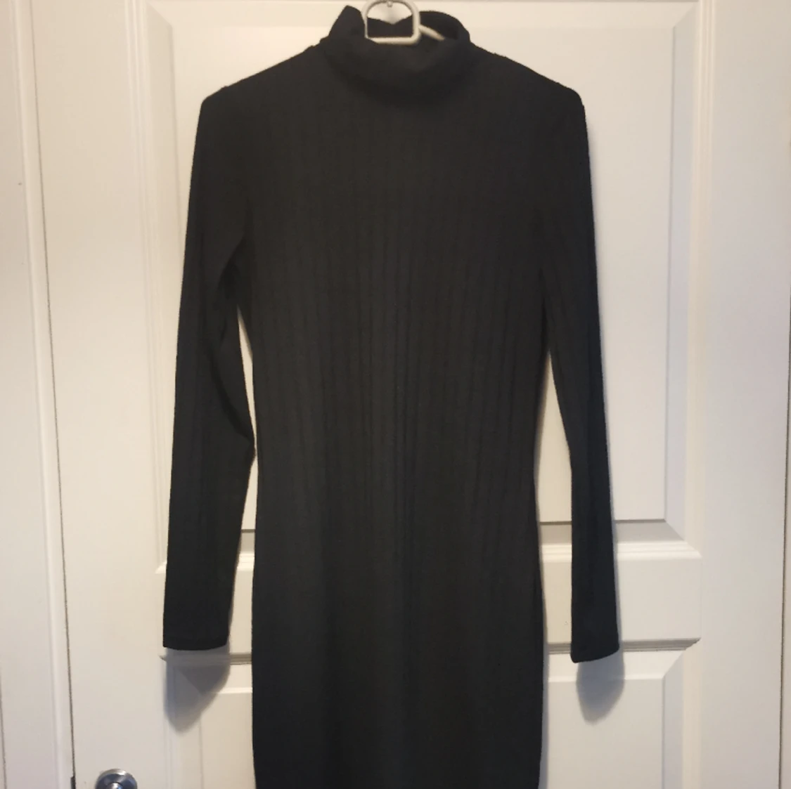 Finstickad tajt klänning med lite polokrage