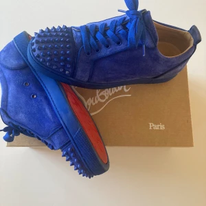Christian Louboutin  - Hej! Säljer nu mina loubs som jag inte använder längre. Skorna är i bra skick. Storleken är 42.5. Det som medföljer är box och dustbags vid köpet. Skriv gärna till mig om ni vill ha mer information eller bilder🙌🏼
