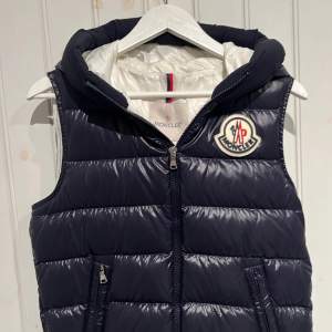 Moncler väst i nyskick. Knappt använd och säljer då den var för liten för mig. Tags medföljer. Storleken är 164 men passar 175.  Dm för bilder på qr kod och andra frågor