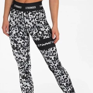 Stronger tights leopard svartvit - Dom snygga stronger tightsen i svartvit! Otroligt sköna och snygga! Köptes för 800kr Säljer för 200kr 