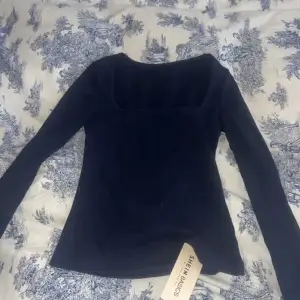Snygg oanvänd marinblå tröja i storlek Xs/34 ifrån Shein. Köpt för 119kr. Säljer då den inte passar mig💖 kontakta gärna innan du trycker på ”Köp nu”💖