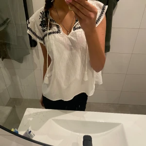 Blus - Superfin blus från hm, slutsåld. Säljer för att den tyvärr inte kommer till användning. Storlek M men passar mig som annars bär S!💞💞