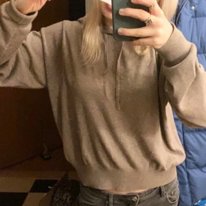 stickad hoodie  - stickad hoodie som påminner lite om soft goat🤘🏼🤘🏼🤘🏼använts en del men har inga synliga defekter💕💕 