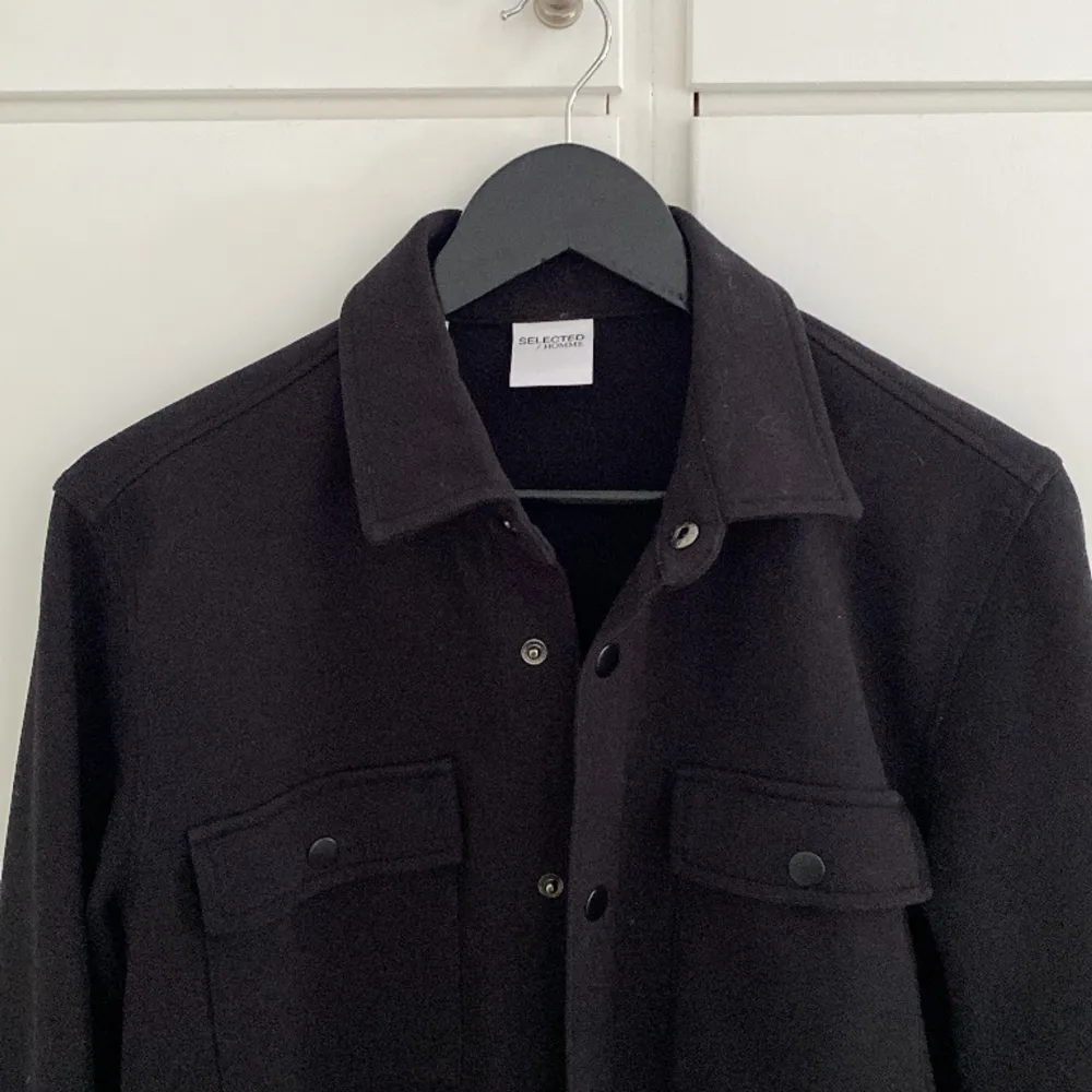 En svart Overshirt från Selected Homme. Något stor i storleken, använd två gånger! Pris kan diskuteras . Skjortor.