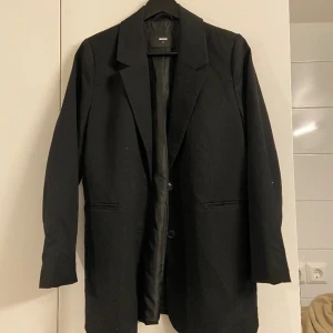 Kostymjacka - Kostymjacka från Bikbok, sparsamt använd. Perfekt nu till våren.