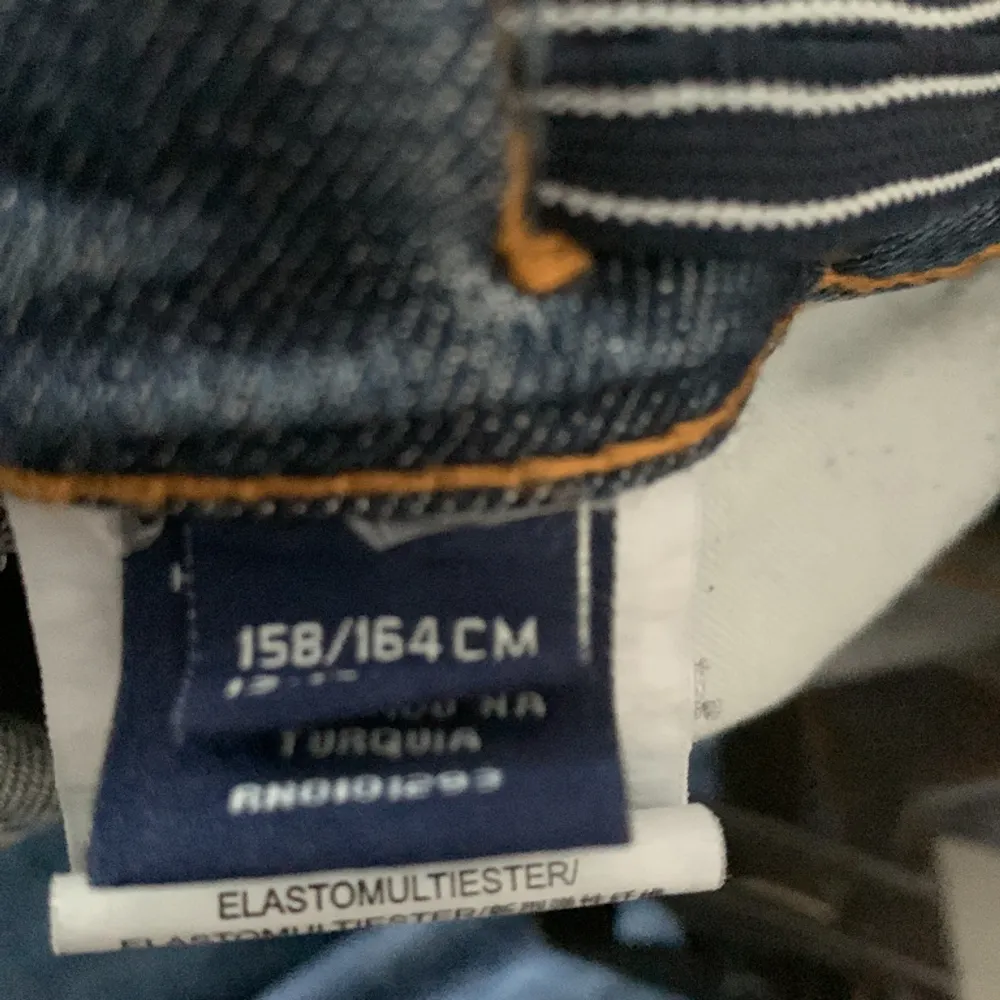 Säljer mina nästintill oanvända Gantjeans i  nyskick. Jeansen är i strl 158/164 i Regular fit. Säljes för 275. Pris kan diskuteras. . Jeans & Byxor.