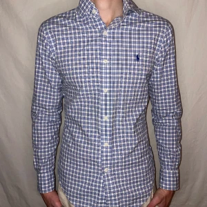 Ralph Lauren Skjorta - Storlek=S  Passar M om man vill ha den lite tightare. 