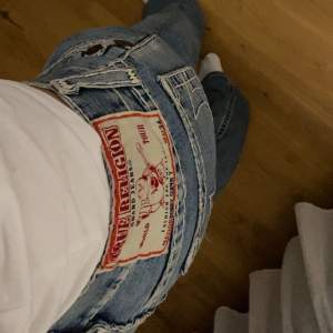 Säljer ett par true religion jeans, med vita sömmar och jättefina detaljer på fickorna ✨i storlek 33, midjemåttet är 43cm och Innerbenslängden är 85cm🩵skriv ifall du har några funderingar 