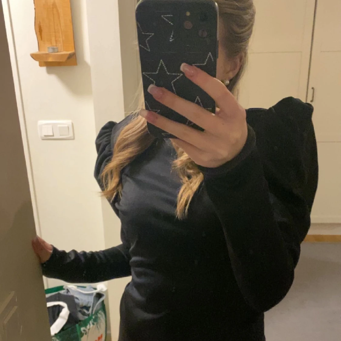 Svart puffärms klänning