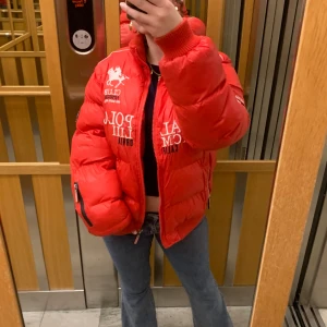 Röd 90s dunjacka - Säljer den här ascoola oversized jackan som jag har haft i något år nu, den är använd ett par gånger men inga skador. Skriv till mig för fler bilder eller andra frågor❣️