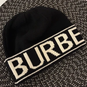 Burberry mössa - Mössa från burberry , bara testad så helt i nyskick! Mycket fin och bra passform.