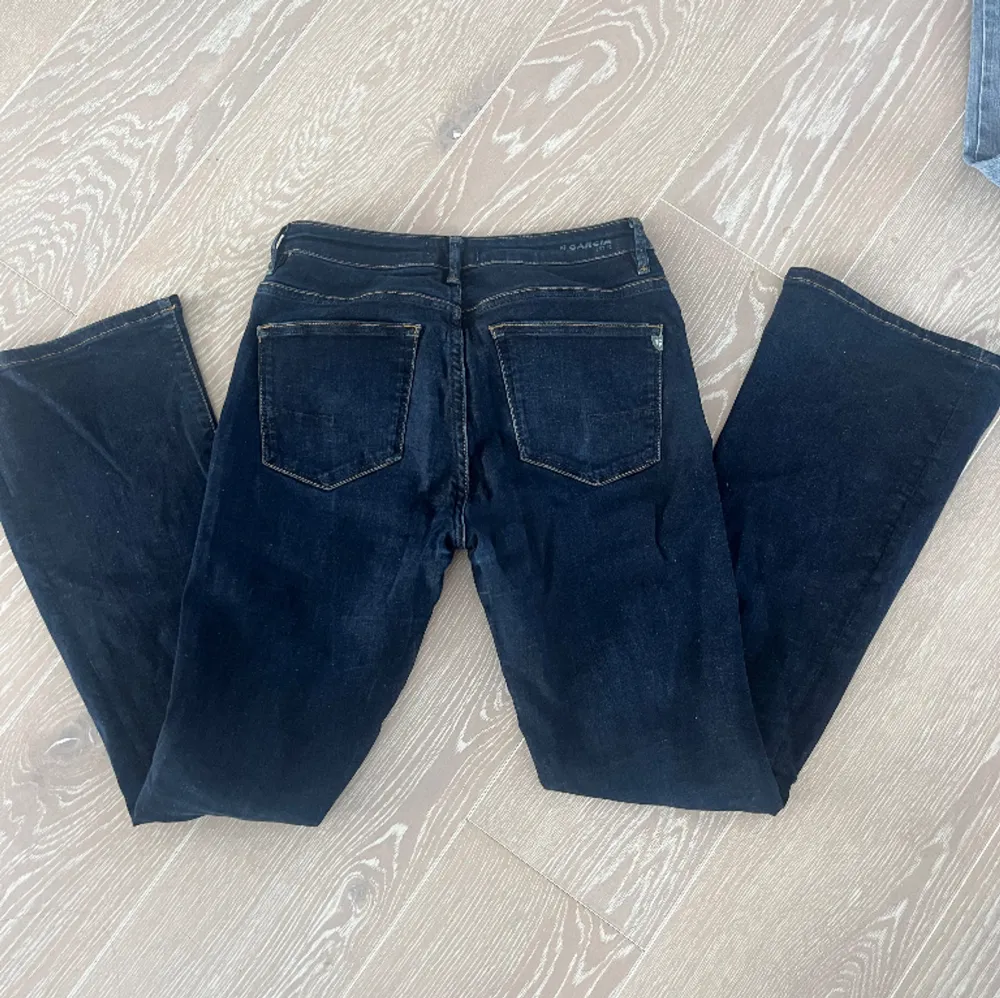 Mörkblåa snygga midwaist jeans som har jättefin passform. Väldigt bra skick. Storlek S-M.. Jeans & Byxor.