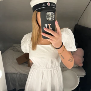 Klänning  - En vit klänning som är perfekt till studenten eller sommar avslutning. Helt oanvänd därav prislapp kvar. Storlek 34  men skulle säga passa 36 också då man knyter själv där bak
