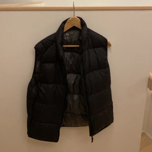 Uniqlo väst  - Uniqlo väst storlek M Namn: Ultra light down  Lite skada som man ser på Bilden men den funkar ett hänga upp lika bra fortfarande 