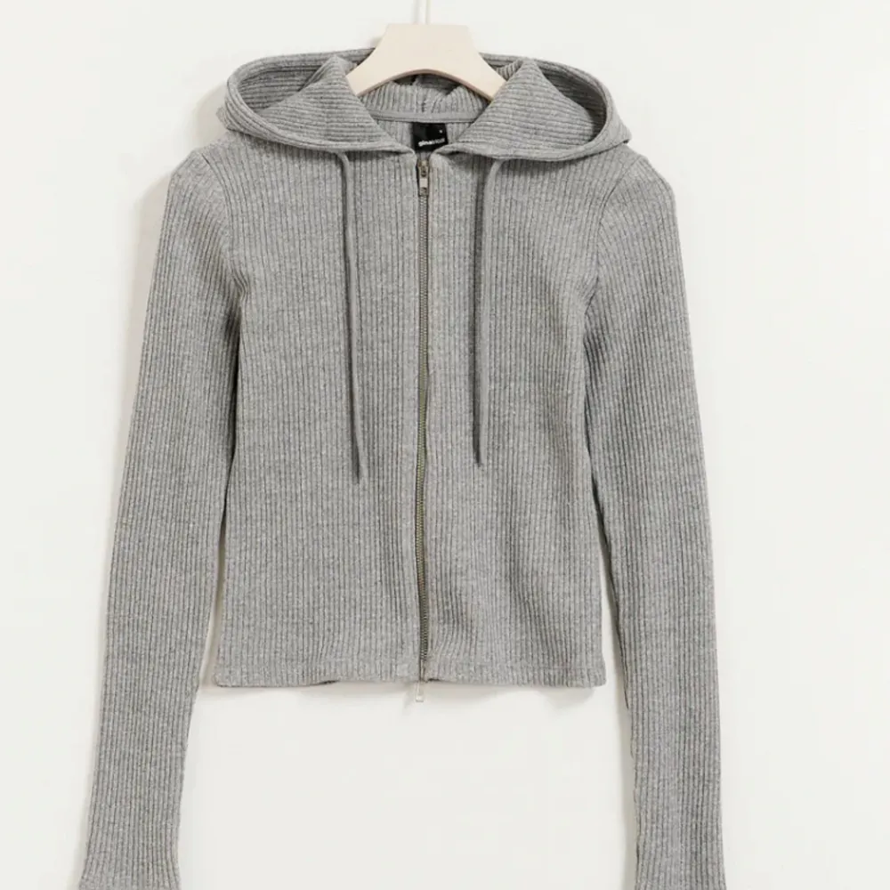 Säljer min gråa zip hoodie från Gina💕 Superfint skick, ändrat använd 2 gånger. Nypris: 399. Tröjor & Koftor.