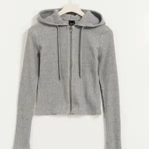 Säljer min gråa zip hoodie från Gina💕 Superfint skick, ändrat använd 2 gånger. Nypris: 399