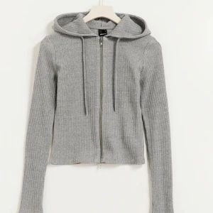 Zip hoodie - Säljer min gråa zip hoodie från Gina💕 Superfint skick, ändrat använd 2 gånger. Nypris: 399