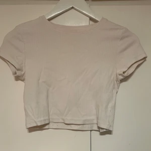 Ribbad vit t-shirt - En fin kortare ribbad t-shirt. Vill bli av med för använder inte längre, bra skick❣️🥰