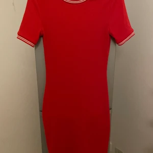 Figurnära klänning  - Figurnära klänning i storlek 38 från Divided