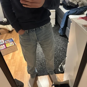 Jeans från HM - Relaxed fit 31/32, för stora för mig, knappt använda
