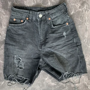 Jeansshorts - Högmidjade svarta jeansshorts från HM i jättefint skick. Jag säljer då de ej kommer till användning längre.  📏Midjemått tvärs över: 29/30cm📏 💕Skriv om ni undrar nåt💕 💸Priset går att diskutera💸