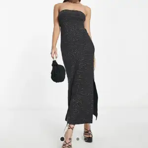Såå fin klänning, svart med glitter detaljer. Använd i endast några timmar. Helt slutsåld på hemsidan! 