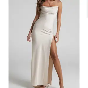 Säljer denna klänning från showpo, perfekt till bal eller liknande. Lappen är kvar och den är i nyskick, endast testad på en gång🩷Köptes för ca 1000kr+900kr i frakt då den är från Australien🩷