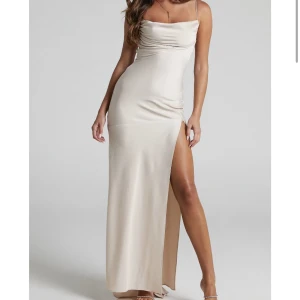 Balklänning  - Säljer denna klänning från showpo, perfekt till bal eller liknande. Lappen är kvar och den är i nyskick, endast testad på en gång🩷Köptes för ca 1000kr+900kr i frakt då den är från Australien🩷