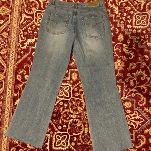 Baggy jeans - Breda ljusa jeans i storlek 42! Har klippt av benen lite men de är fortfarande ganska långa på mig som är 168. Skriv om du har frågor!  