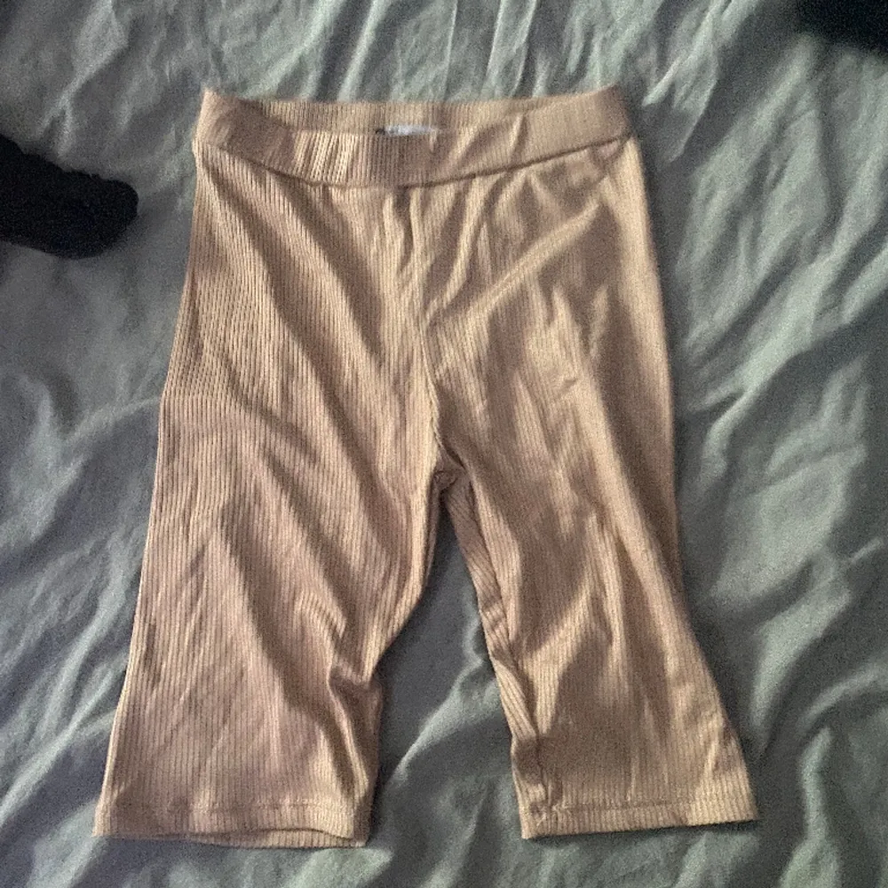 Jag säljer Beigea shorts inte mycket använda från lager 157🩷👚. Shorts.